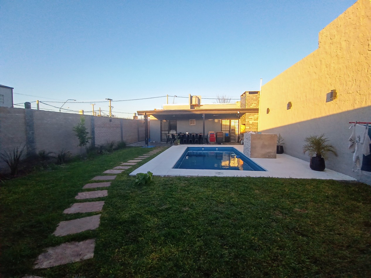 Casa con piscina en Praderas 