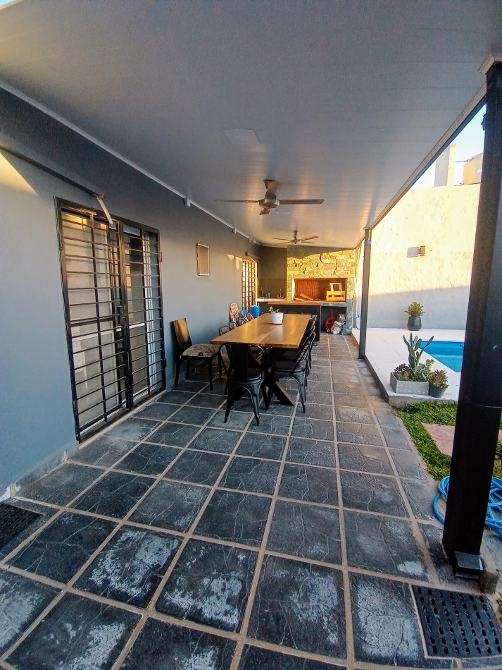 Casa con piscina en Praderas 