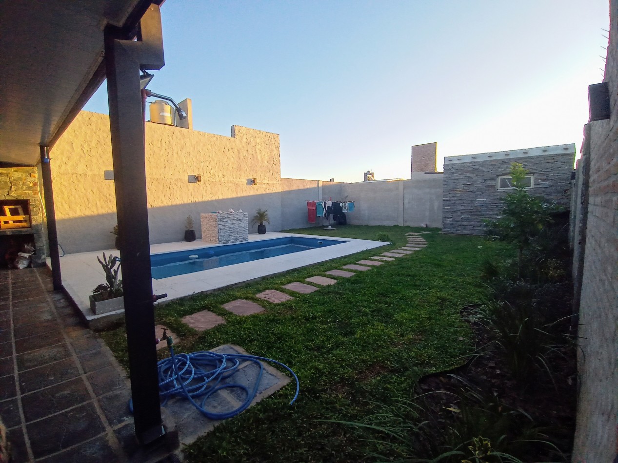 Casa con piscina en Praderas 